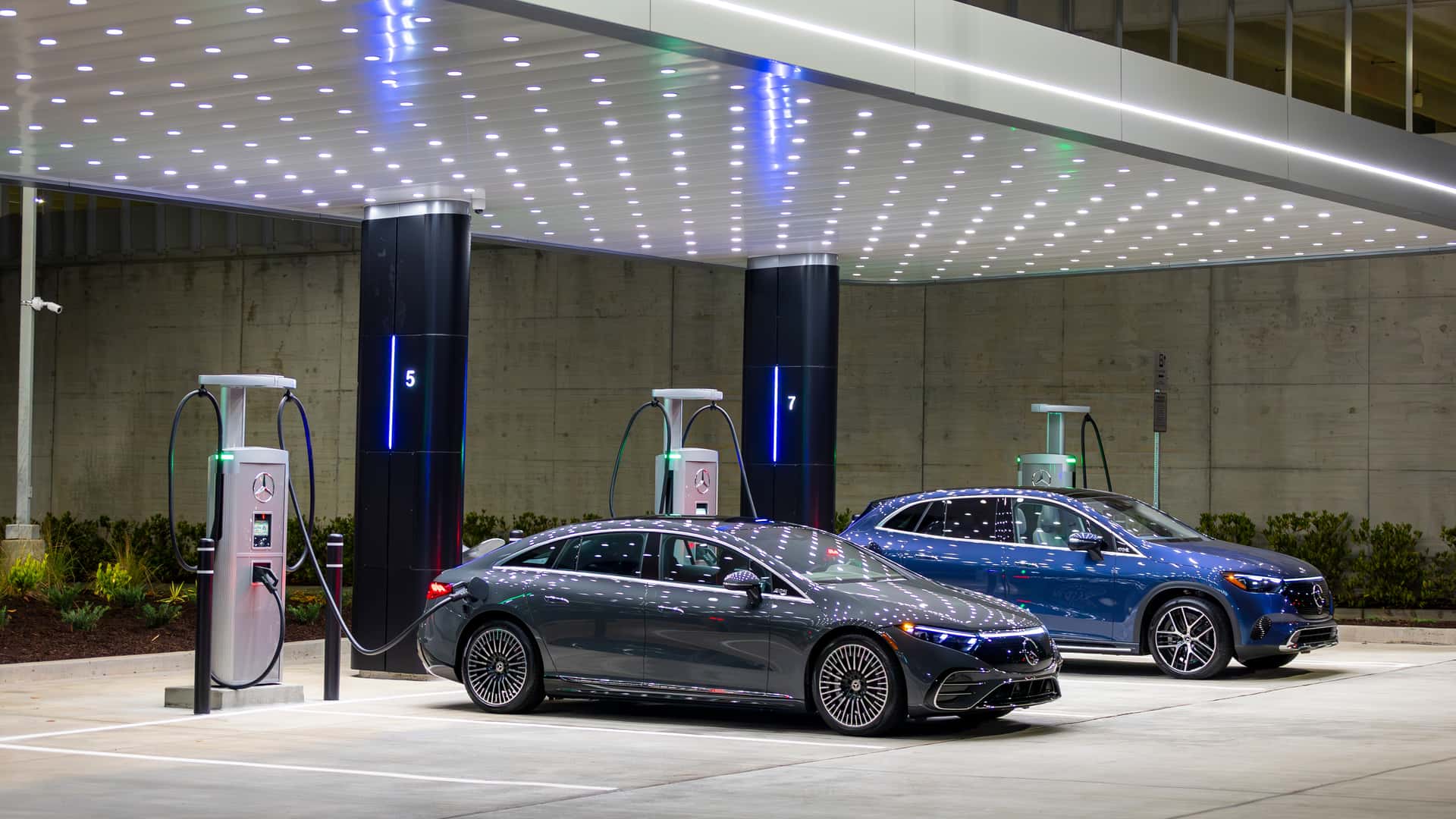 BMW, Mercedes Noticed EVs Make Up 15% Of Their Complete U.S. Gross sales In Q3 2023 Unveiled: Uncover Auto Excellence at Autoxyon